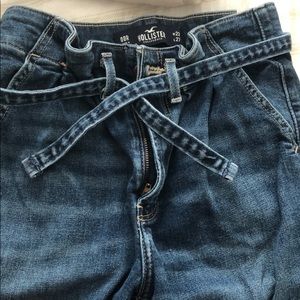 Hollister High-Waisted Straight Jean